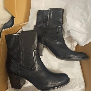 Like New Frye Lucinda Scrunch Short Size 9